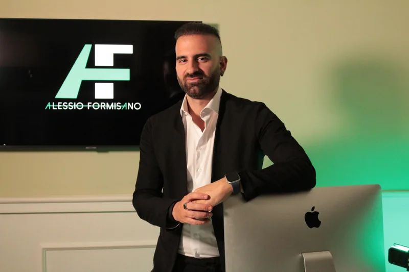 Alessio Formisano, consulente creditizio, in giacca scura e camicia bianca