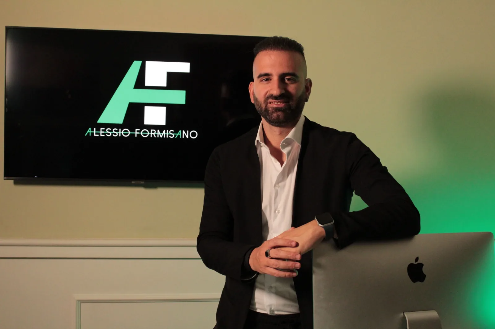 Alessio Formisano sorridente nel suo studio